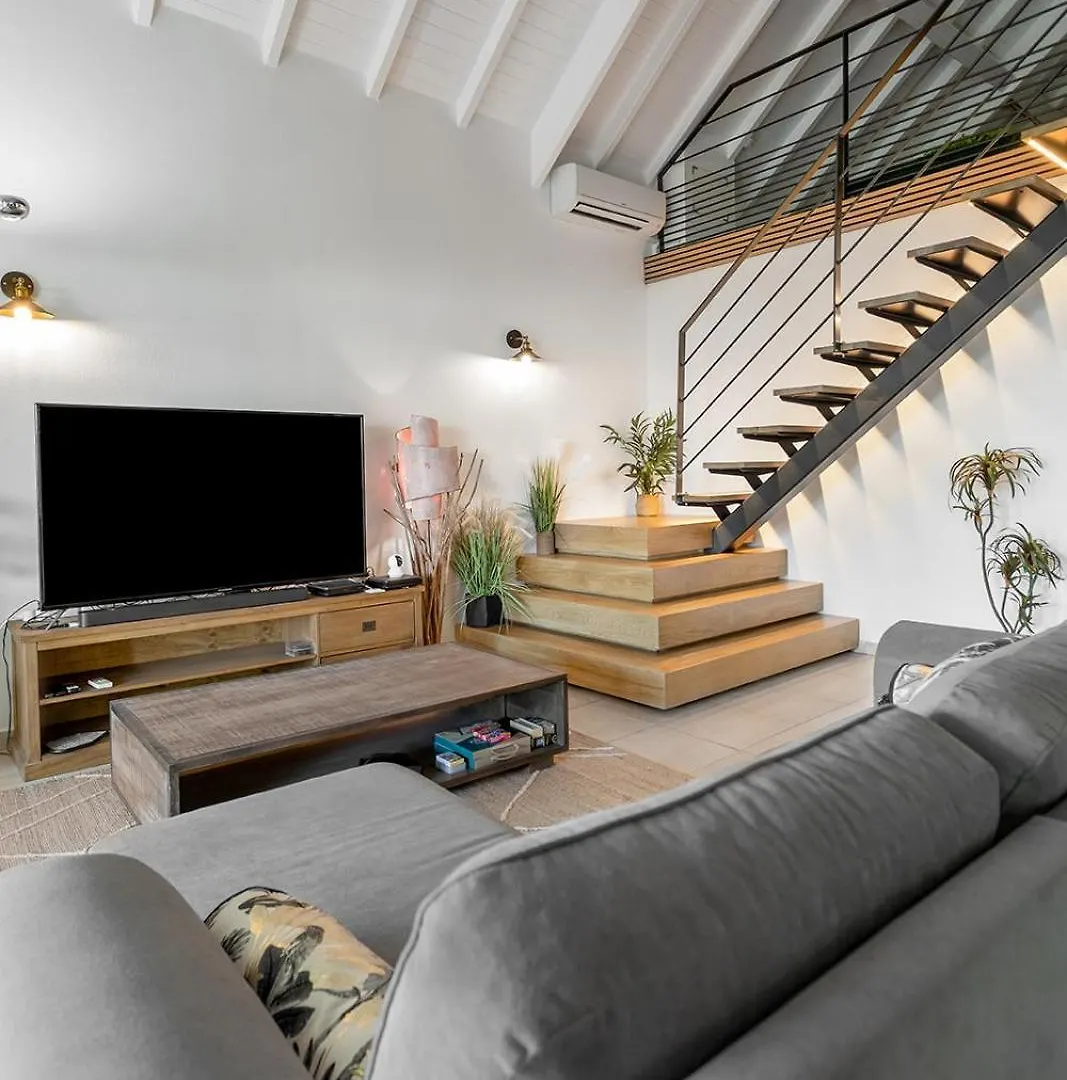 Sandy Beach Apartment, 2 Bdr Right On The Beach! Orient Bay Sint Maarten/Saint Martin