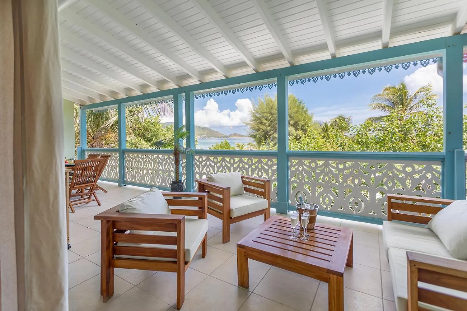 Sandy Beach Apartment, 2 Bdr Right On The Beach! Orient Bay