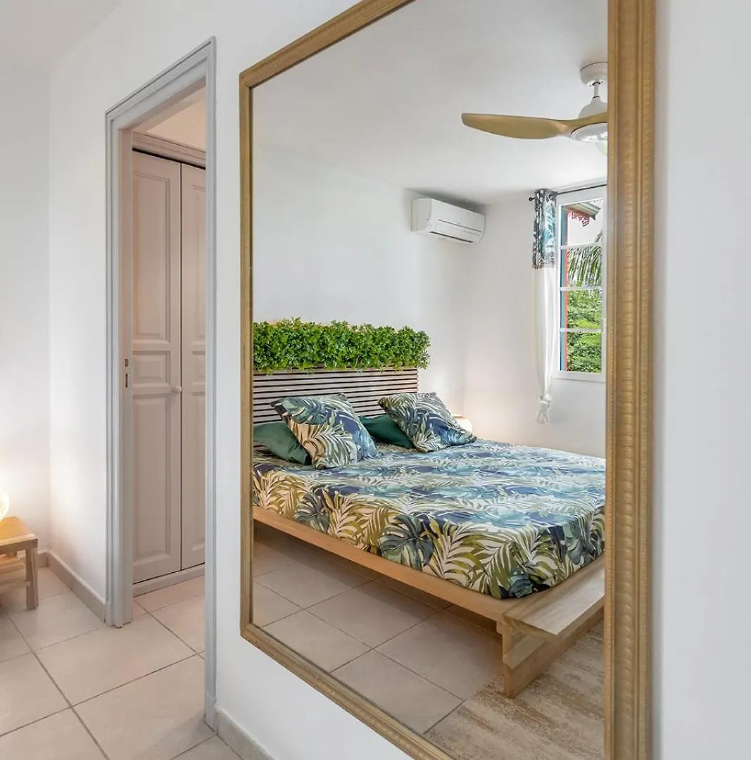 Sandy Beach Apartment, 2 Bdr Right On The Beach! Orient Bay Apartment