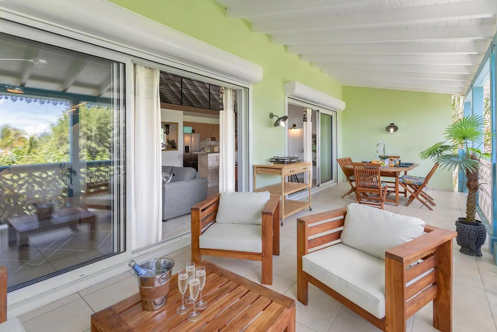 Sandy Beach Apartment, 2 Bdr Right On The Beach! Orient Bay