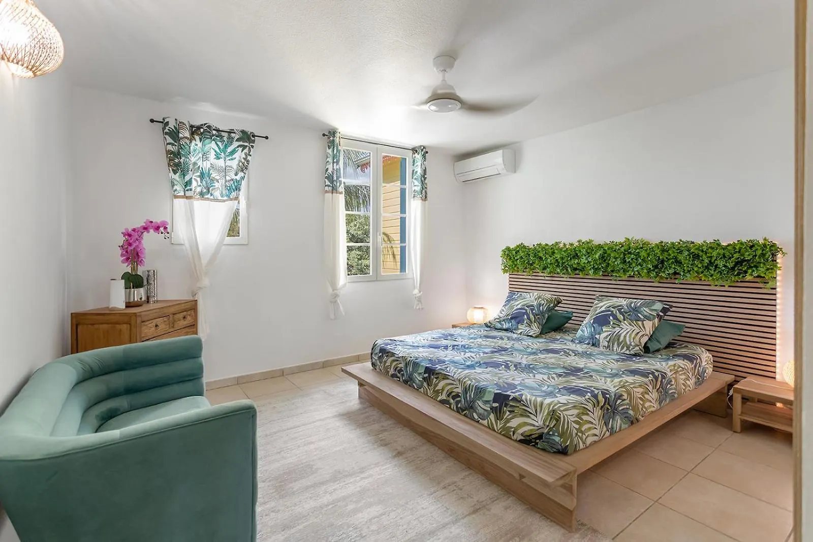 Sandy Beach Apartment, 2 Bdr Right On The Beach! Orient Bay