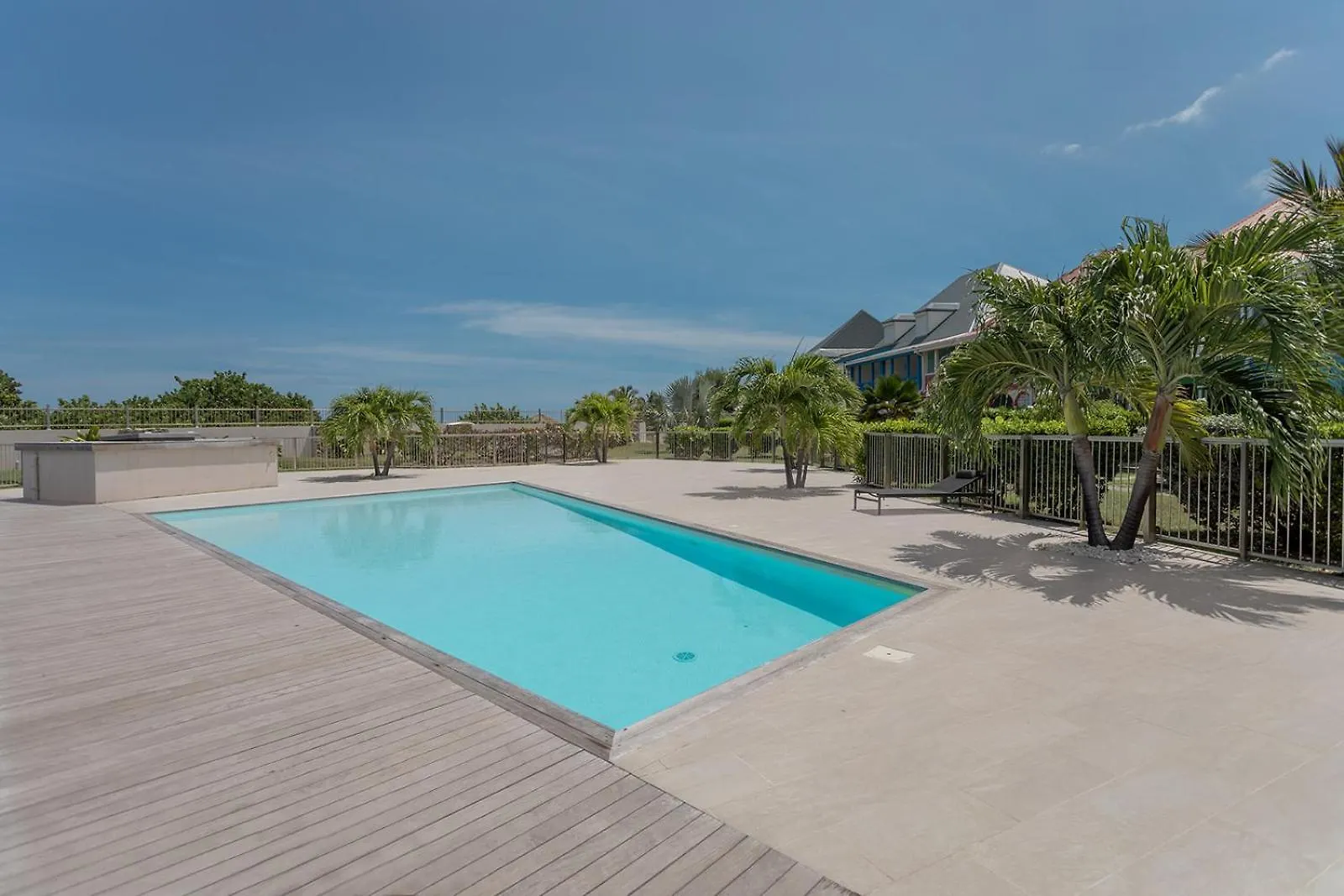 Sandy Beach Apartment, 2 Bdr Right On The Beach! Orient Bay Apartment