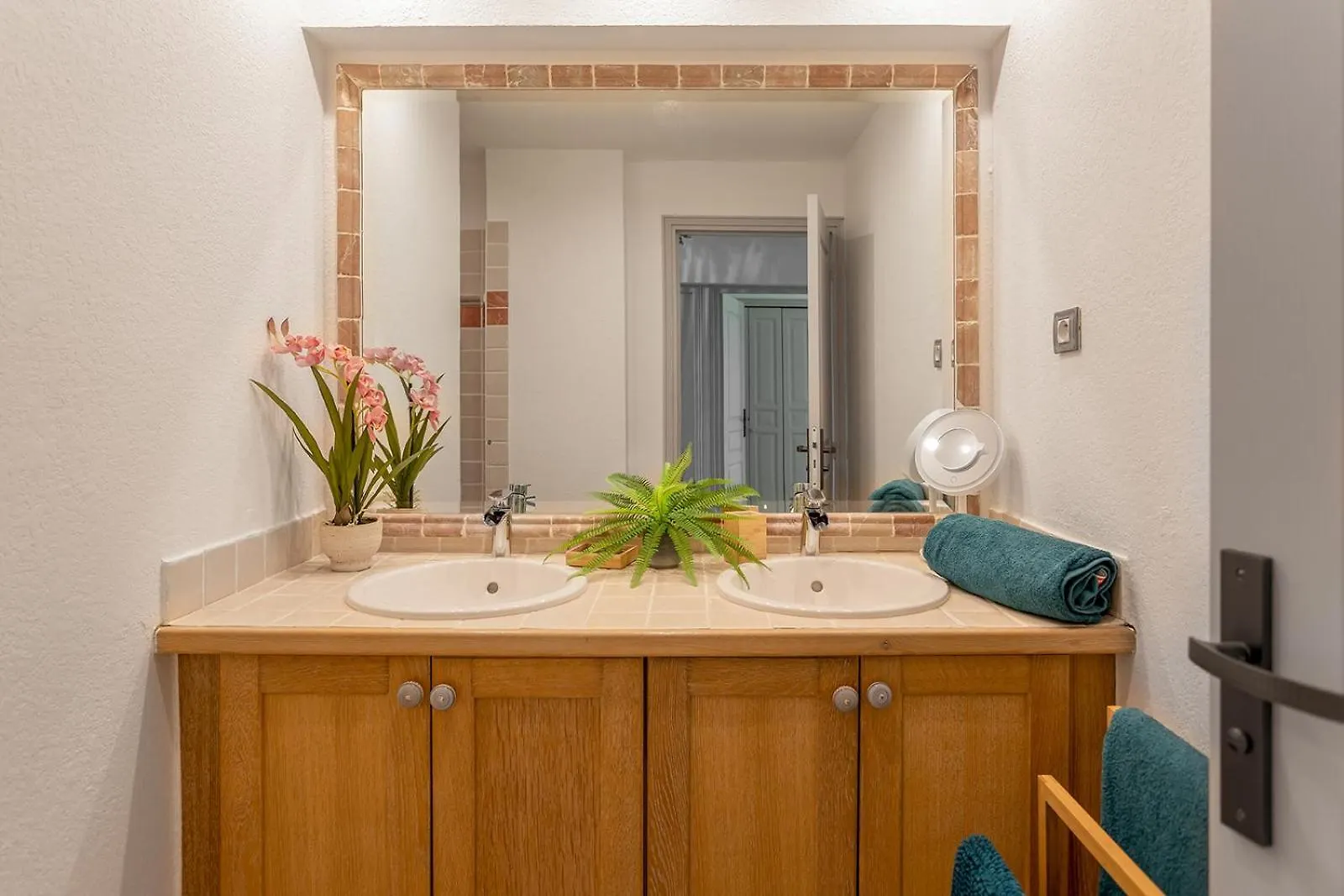 Sandy Beach Apartment, 2 Bdr Right On The Beach! Orient Bay Apartment