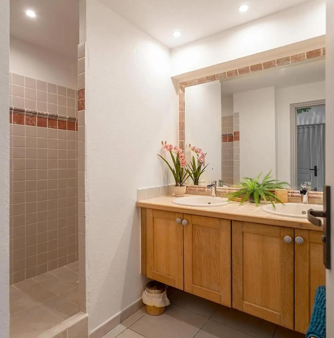 Sandy Beach Apartment, 2 Bdr Right On The Beach! Orient Bay