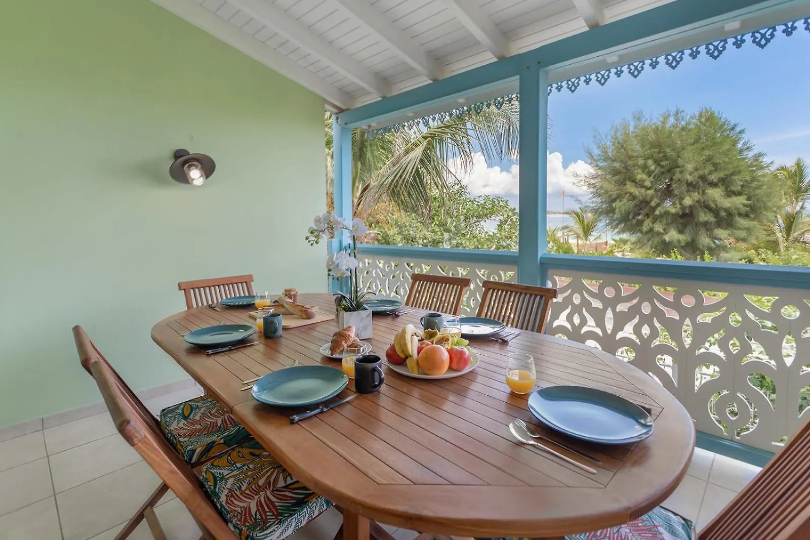 Sandy Beach Apartment, 2 Bdr Right On The Beach! Orient Bay