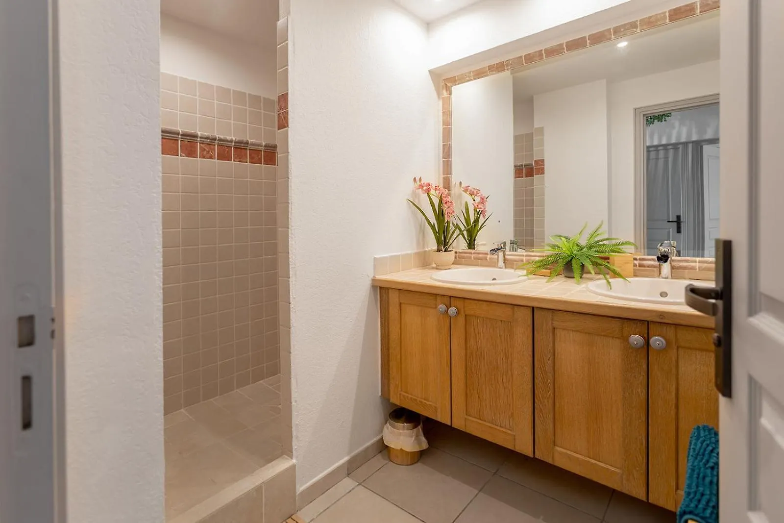 Sandy Beach Apartment, 2 Bdr Right On The Beach! Orient Bay Apartment
