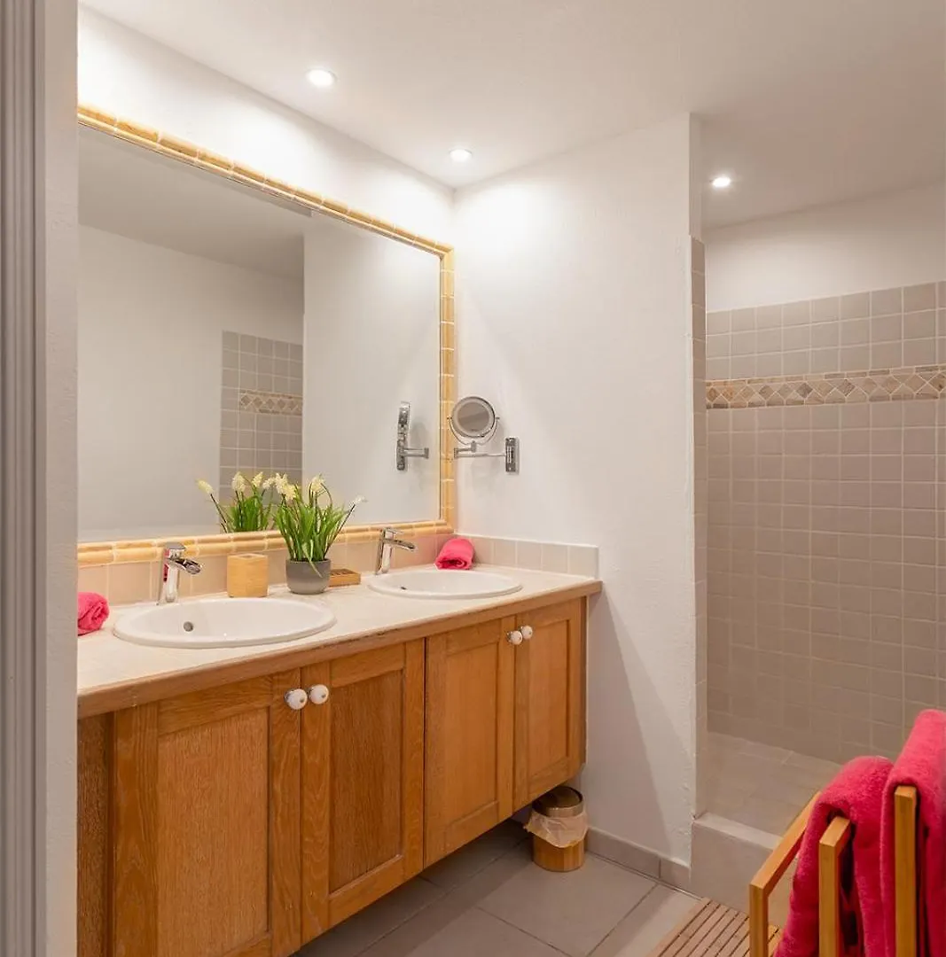 Apartment Sandy Beach Apartment, 2 Bdr Right On The Beach! Orient Bay